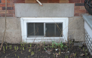 Le bas de cette fenêtre est trop près du sol. Il y a risque d'infiltration d'eau. PHOTO : Inspecteur D
