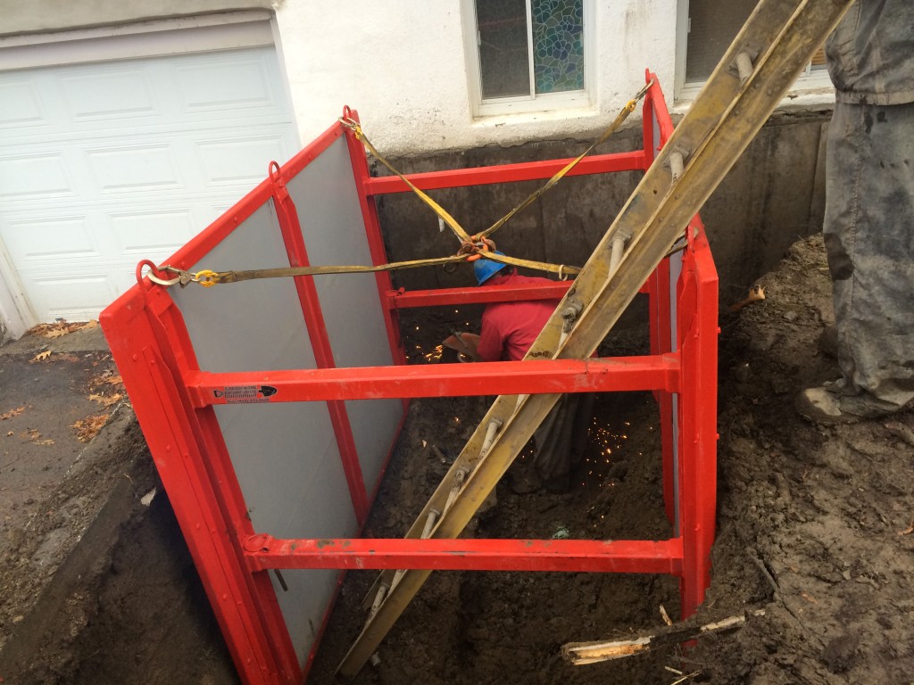 Étançonnement réalisé pour remplacer une conduit d'égout. PHOTO : S. Desormiers Excavation